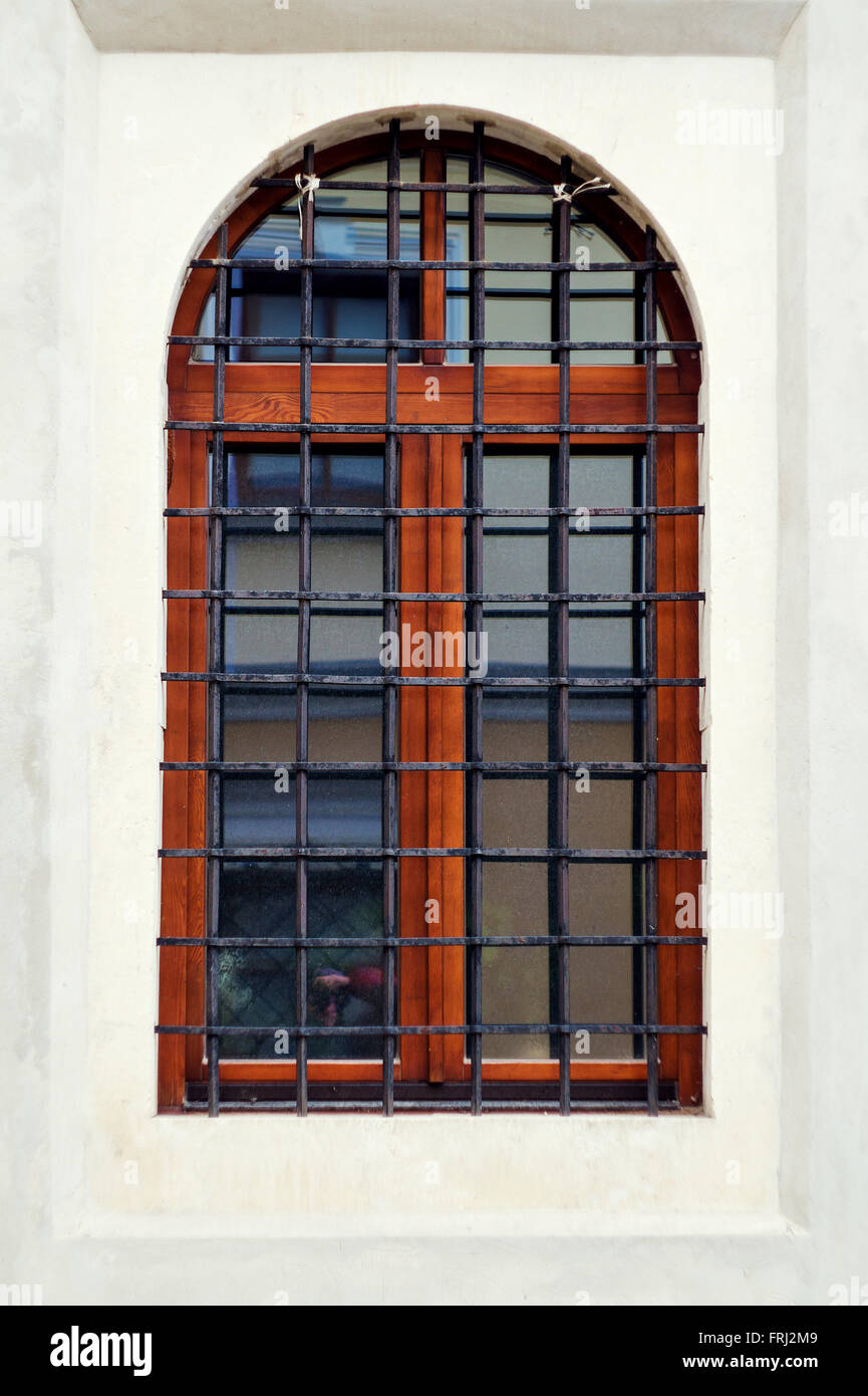Chiudere la finestra con griglia in metallo Foto stock - Alamy