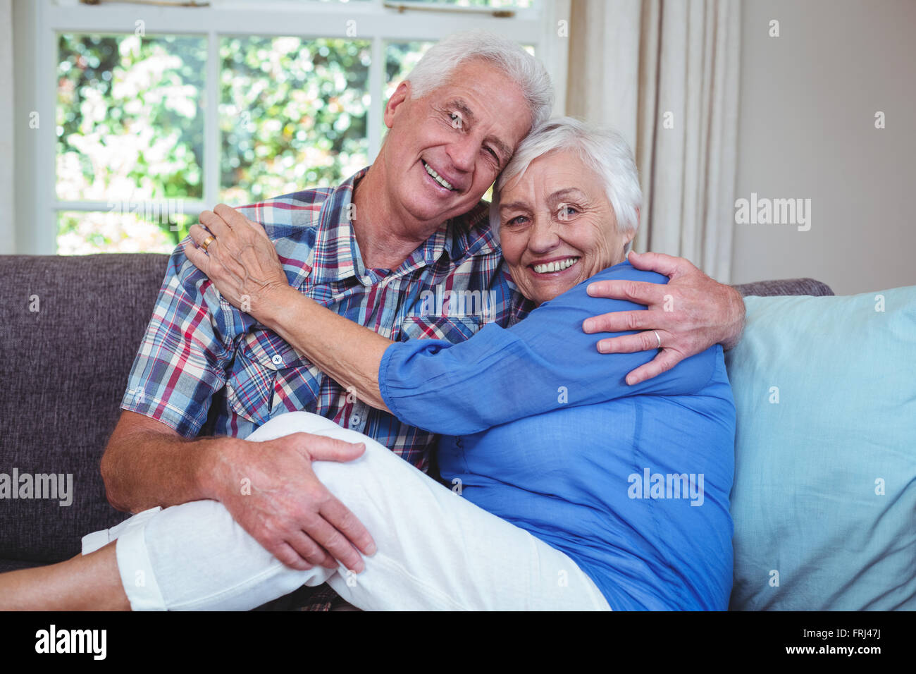Ritratto di amorevole coppia senior sul divano Foto Stock