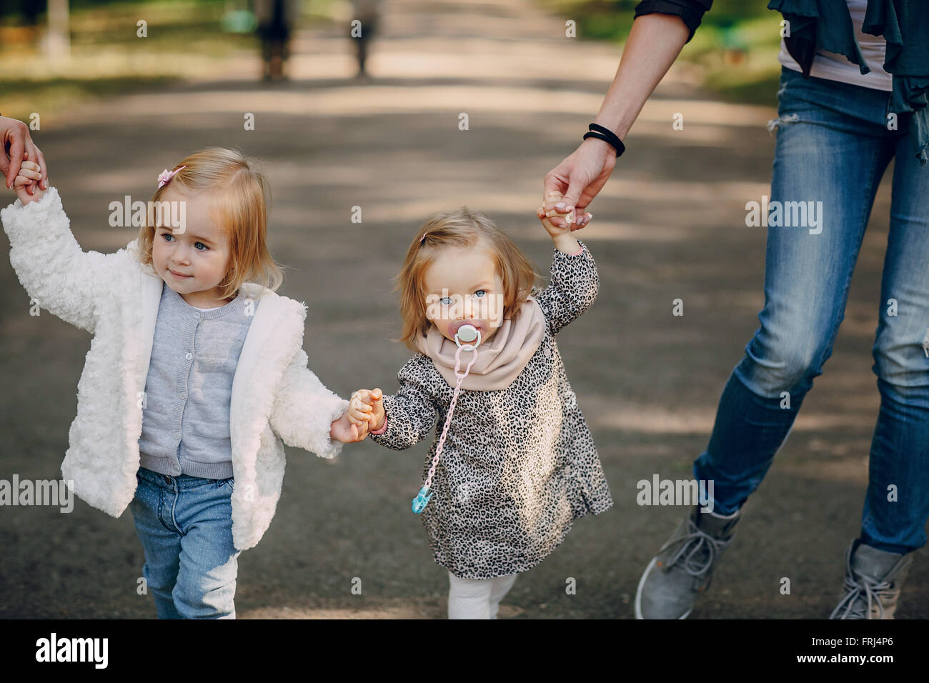 Giovane famiglia passeggiate nel parco Foto Stock