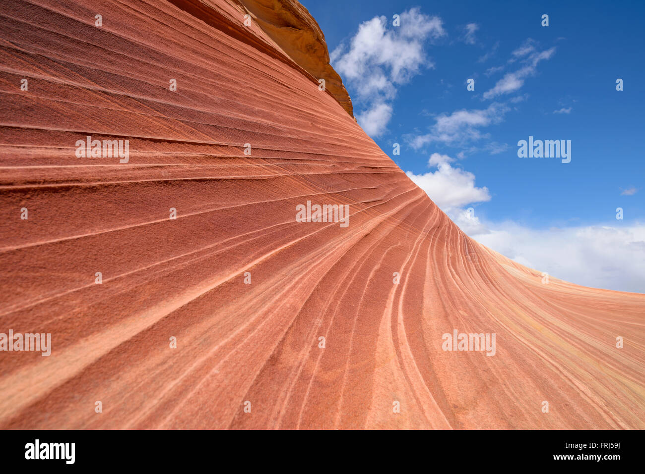 Pietra arenaria rossa roccia e cielo blu - Rosso roccia arenaria contro il cielo blu a onda. Foto Stock