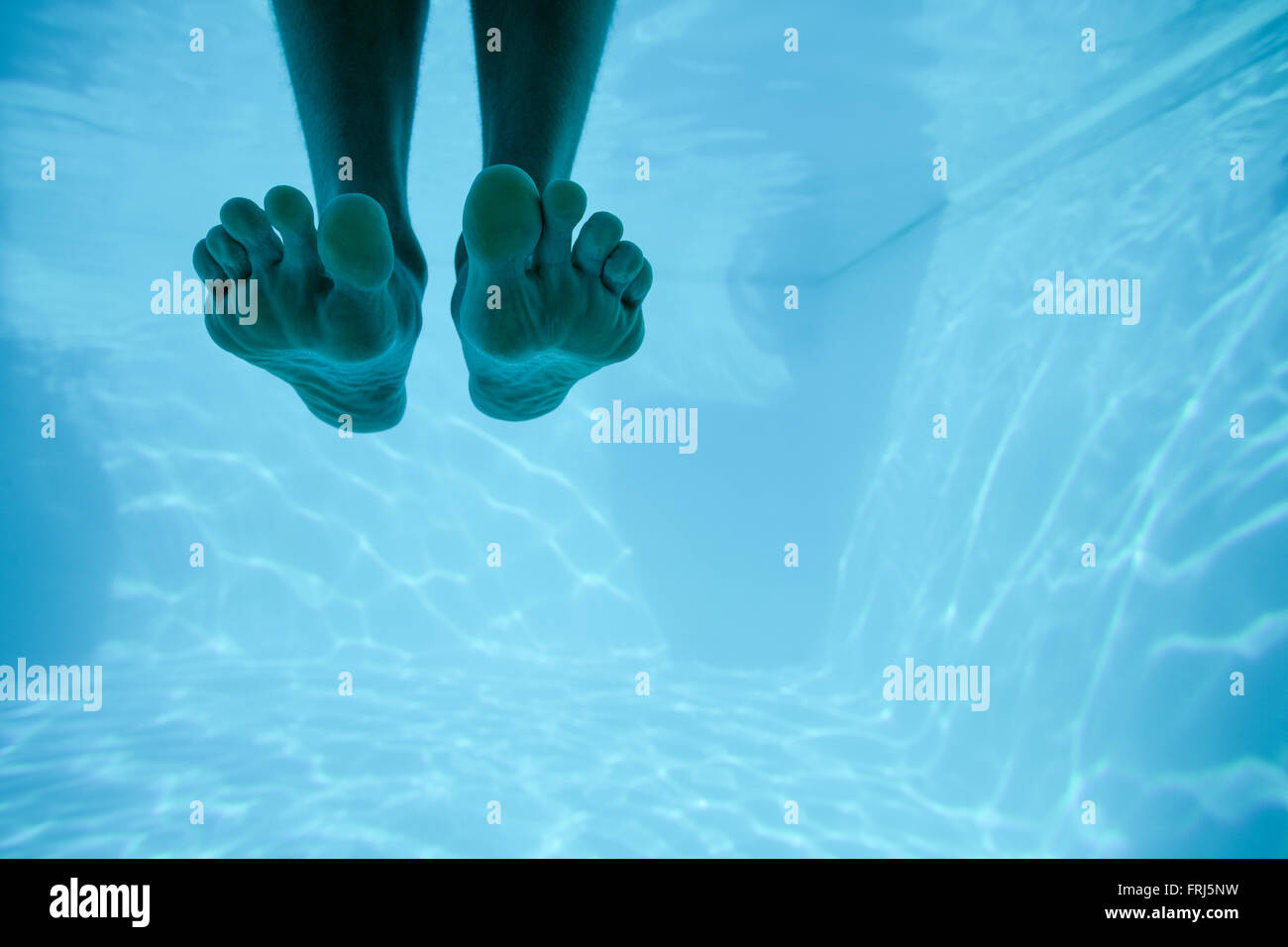 L'uomo i piedi di nuoto in piscina Foto Stock