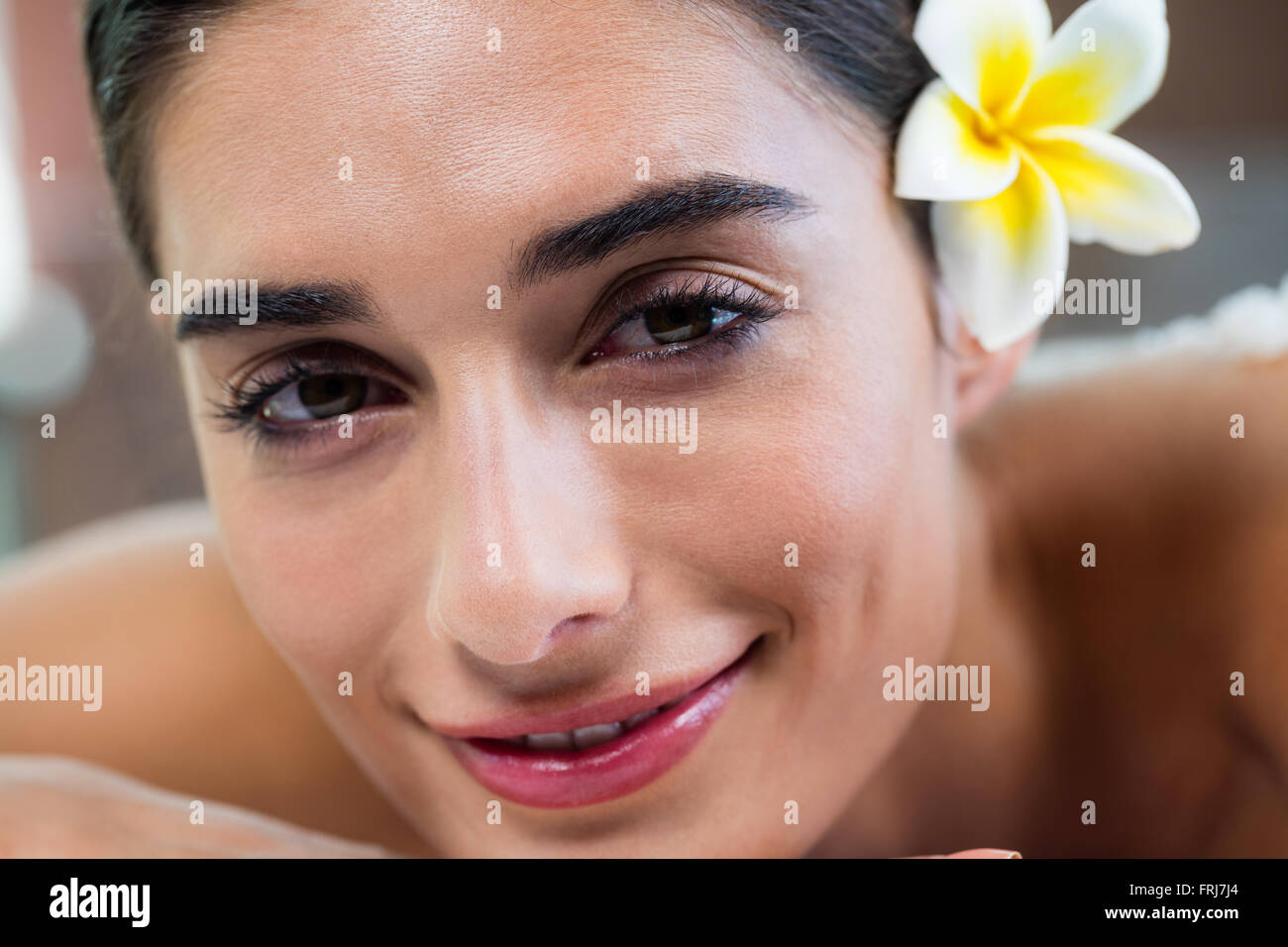 Donna sdraiata sul lettino da massaggio con scrub al sale sul retro Foto Stock