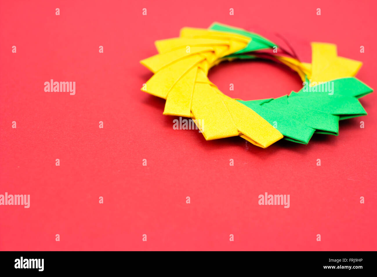 Ruota colori origami su sfondo rosso Foto Stock