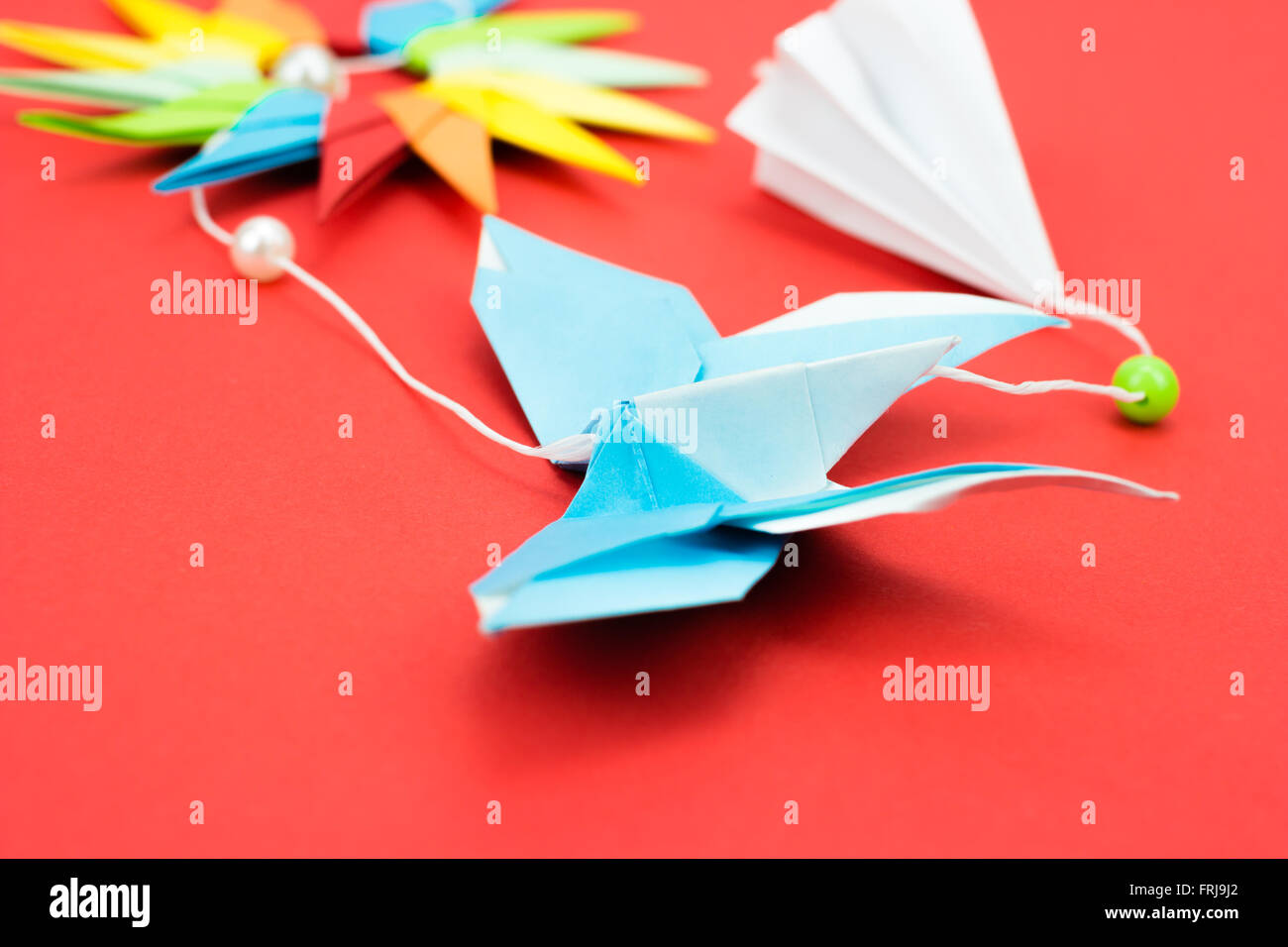 Blue Butterfly origami su sfondo rosso Foto Stock