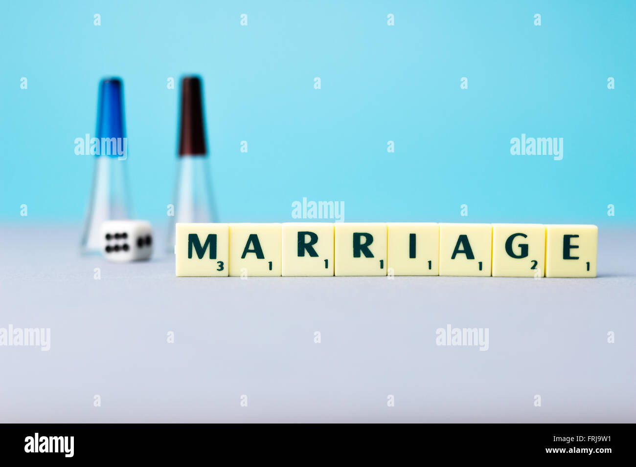 Segno di matrimonio con dadi su sfondo blu Foto Stock