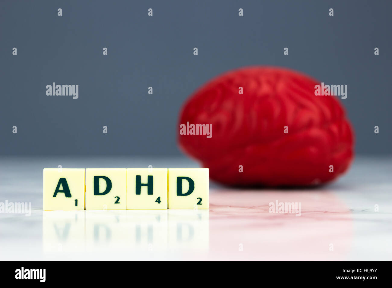 Cervello rosso con segno di ADHD su sfondo scuro Foto Stock