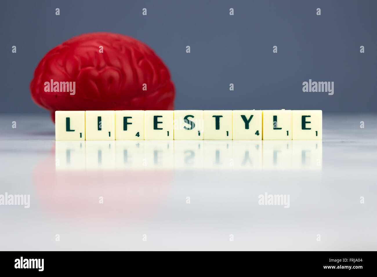 Cervello rosso con segno dello stile di vita su sfondo scuro Foto Stock
