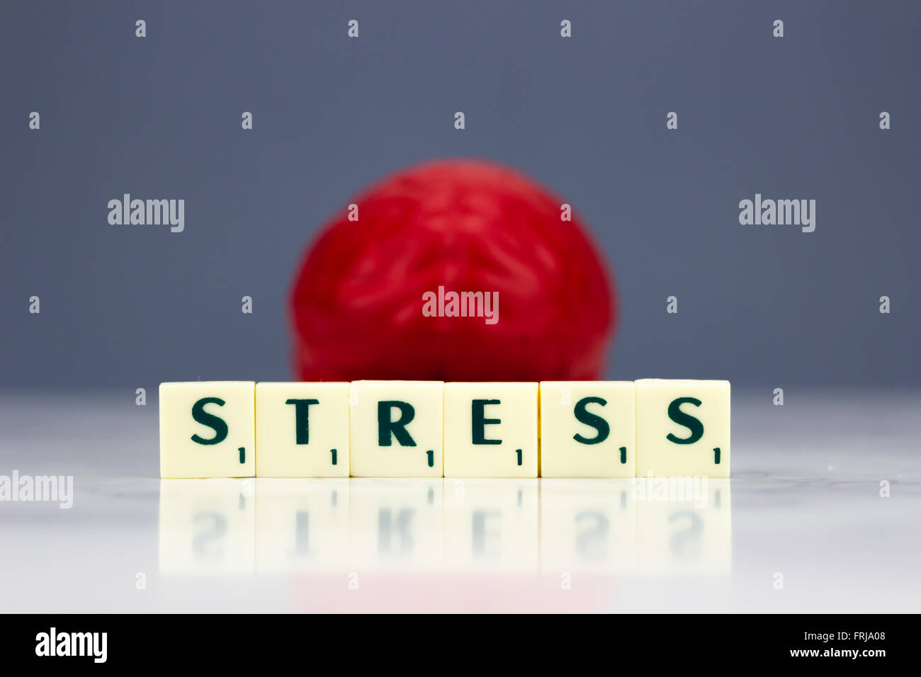 Cervello rosso con segno di stress su sfondo scuro Foto Stock