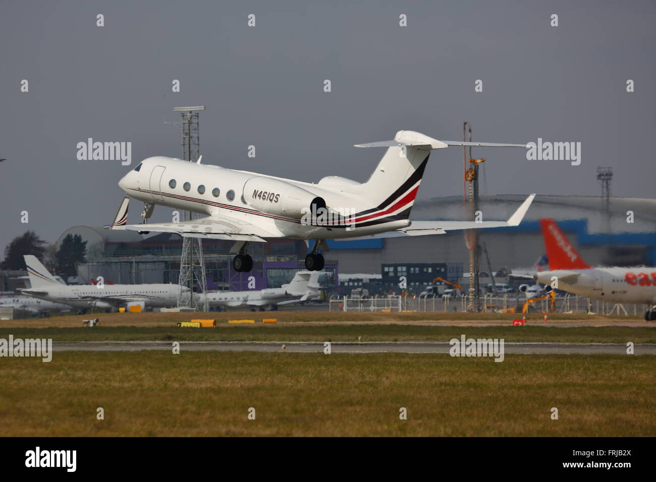Sito Netjets Aviation Gulfstream G450 N461QS uscire dall'Aeroporto London Luton, Regno Unito Foto Stock