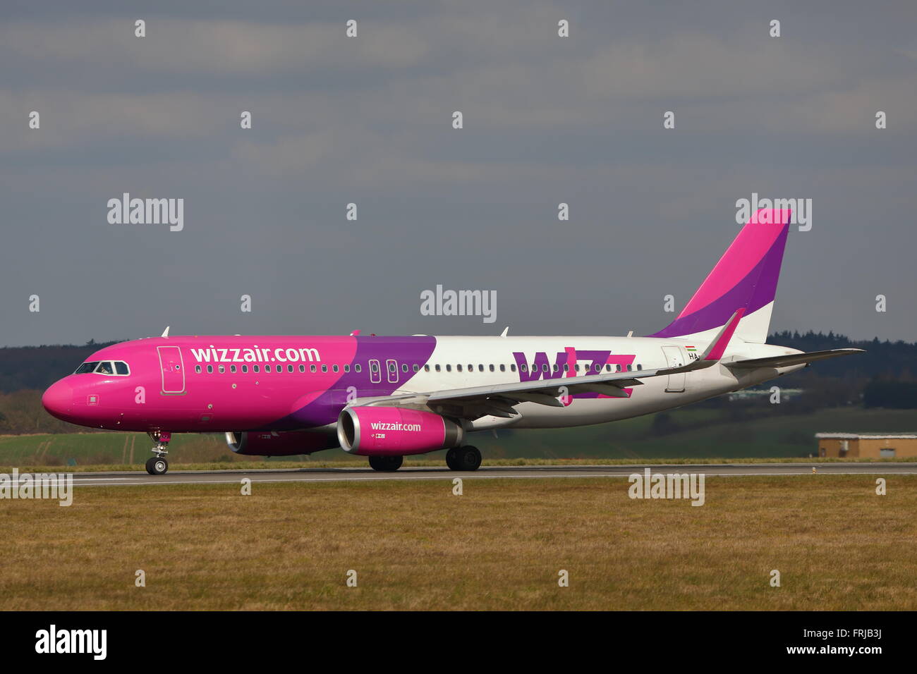 Compagnia aerea low-cost Wizzair Airbus A320-200 HA-LYJ atterraggio all'Aeroporto London Luton, Regno Unito Foto Stock