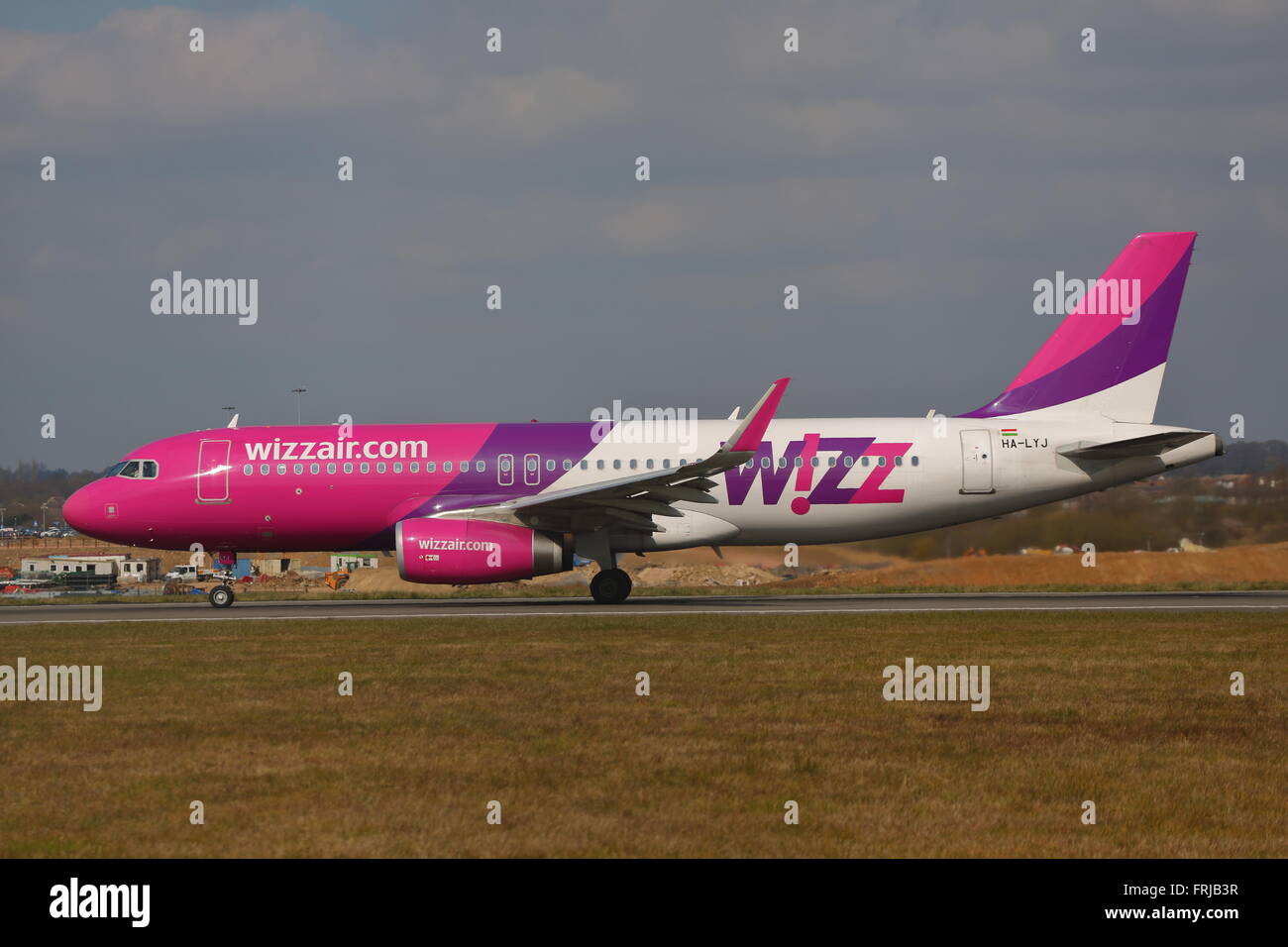 Compagnia aerea low-cost Wizzair Airbus A320-200 HA-LYJ atterraggio all'Aeroporto London Luton, Regno Unito Foto Stock