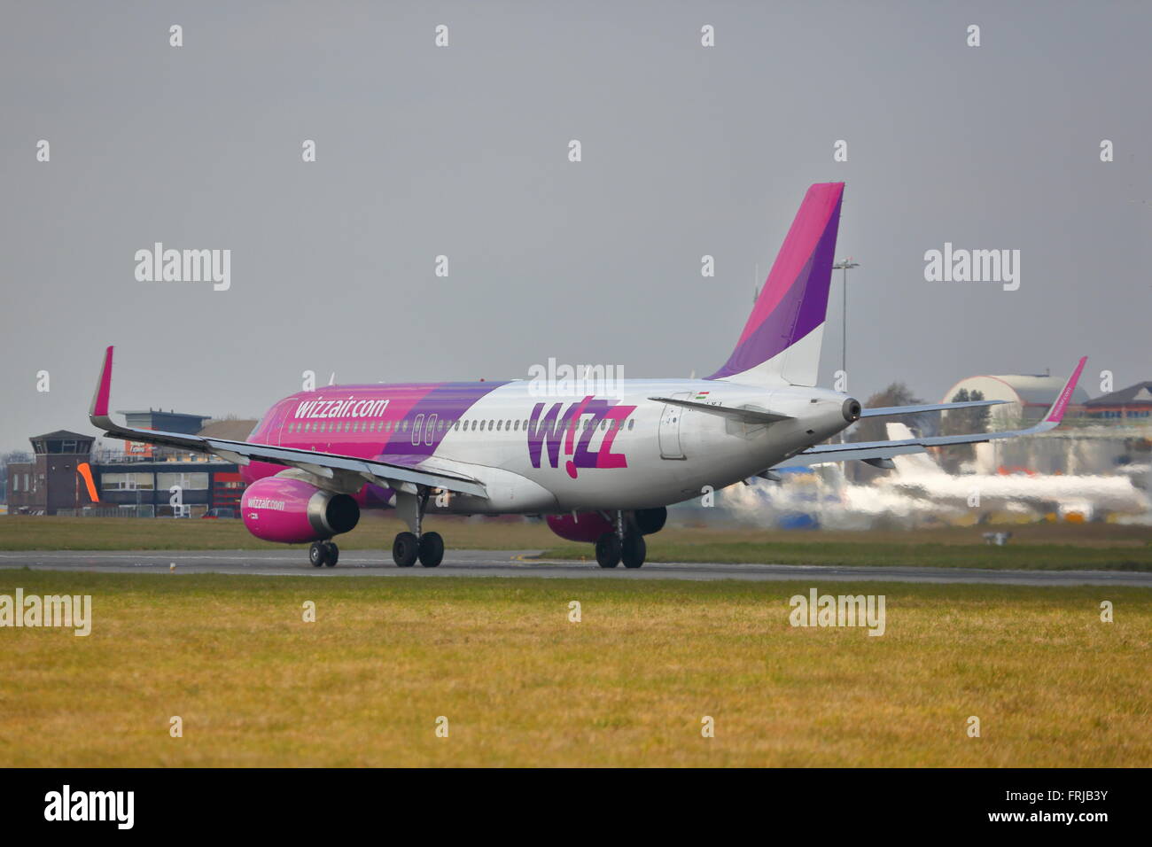 Compagnia aerea low-cost Wizzair Airbus A320-200 HA-LYJ atterraggio all'Aeroporto London Luton, Regno Unito Foto Stock