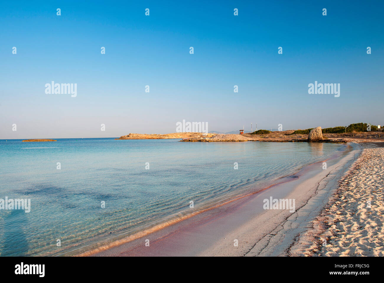 Formentera Isola delle Baleari, Spagna. Bella immagine da cartolina del Spiaggia di Ses Illetes, votato la spiaggia migliore in Europa. Foto Stock