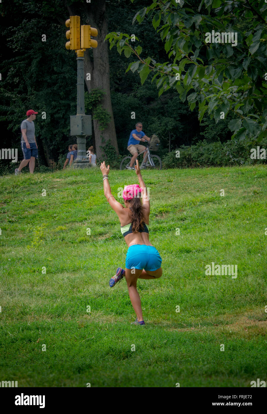 La donna a praticare Yoga a Central Park di New York City, Stati Uniti d'America. Foto Stock