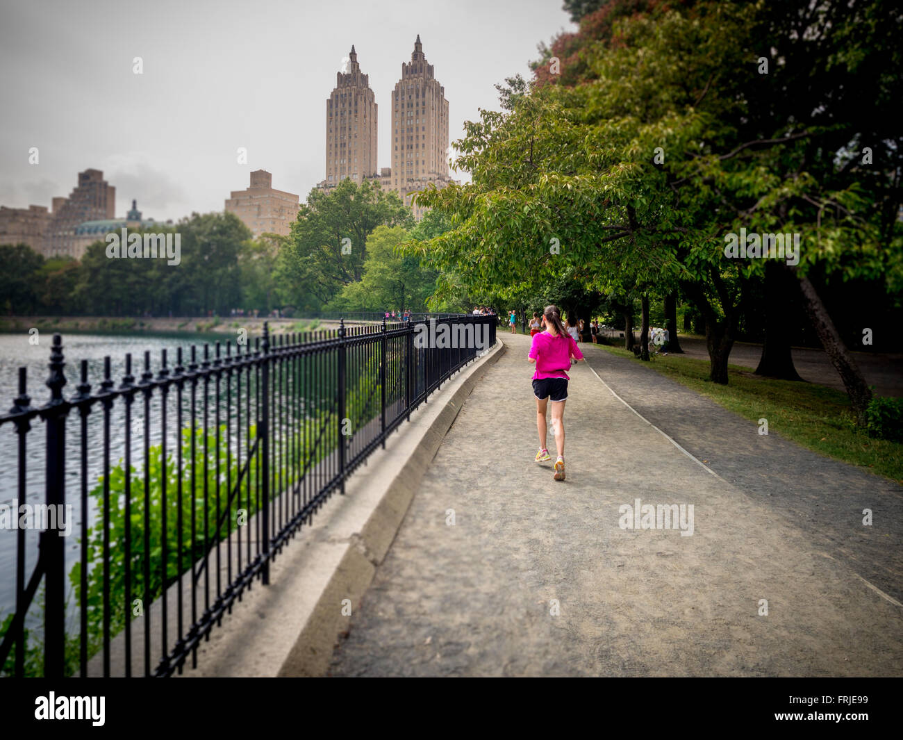 Jogging sul percorso a fianco di Jacqueline Kennedy Onassis serbatoio (Central Park serbatoio) Central Park di New York City, Stati Uniti d'America. Foto Stock