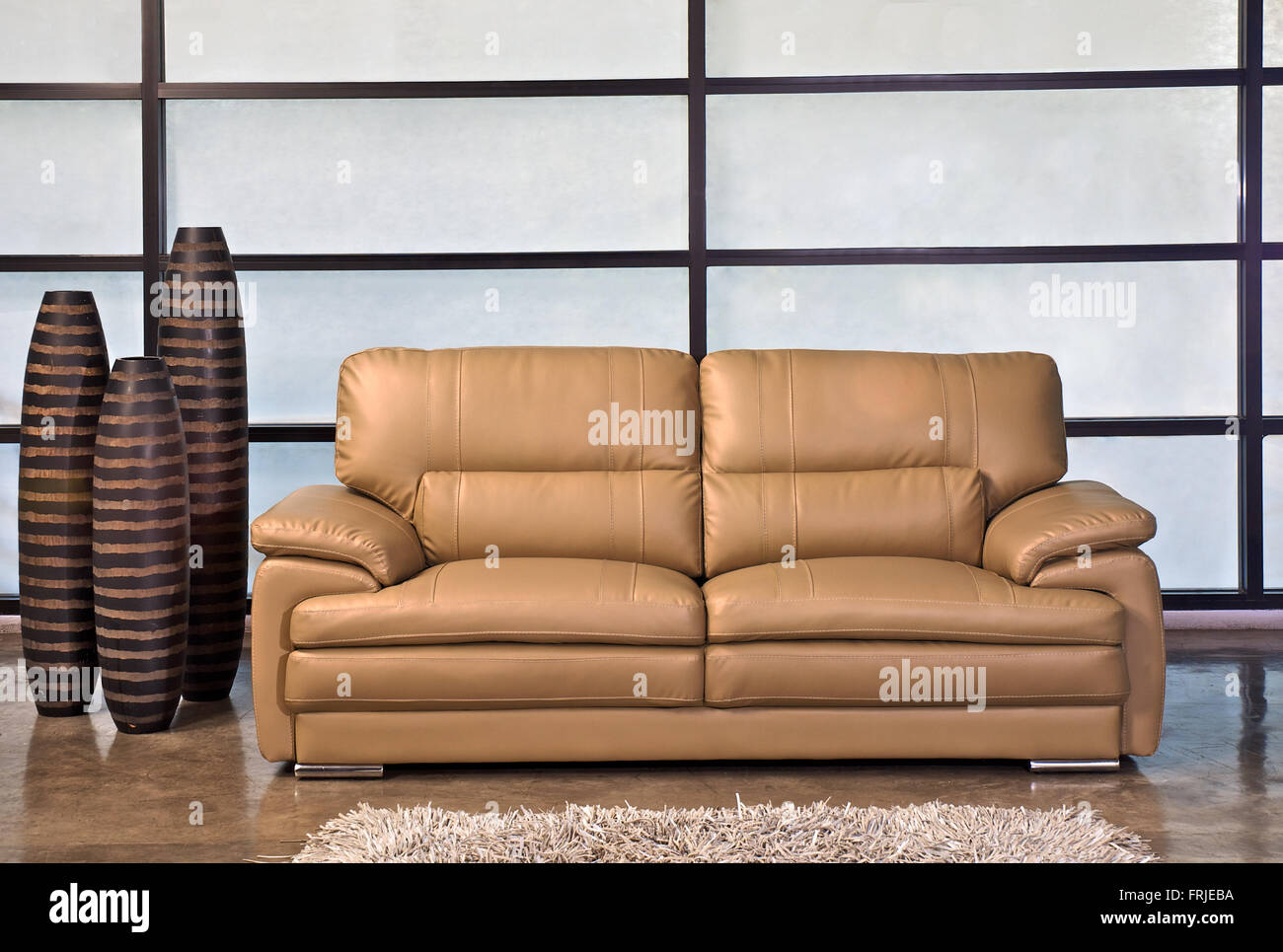 Luce marrone divano in pelle in ufficio Foto Stock