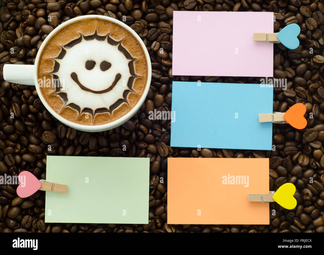 Una tazza di latte art caffè e clip nota Foto Stock