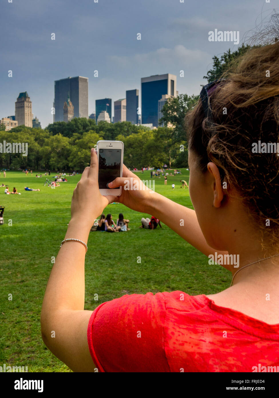 Presa femmina foto sul telefono nel Central Park di New York City, Stati Uniti d'America. Foto Stock