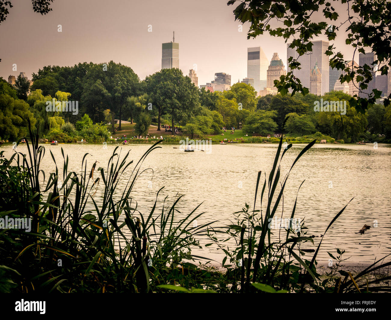 Barche a remi sul lago, Central Park, New York City, USA. Foto Stock