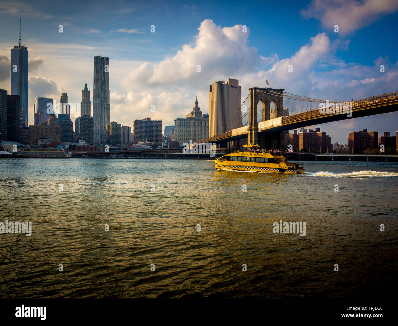 New York Water Taxi con ponte di Brooklyn sull'East River, New York, Stati Uniti d'America Foto Stock