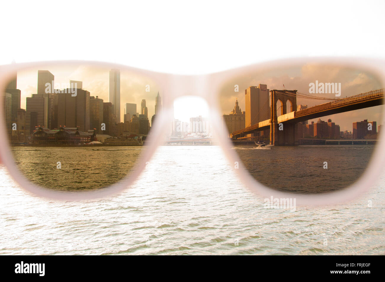 Vista attraverso gli occhiali da sole: skyline di Manhattan con il ponte di Brooklyn, New York, Stati Uniti d'America. Foto Stock