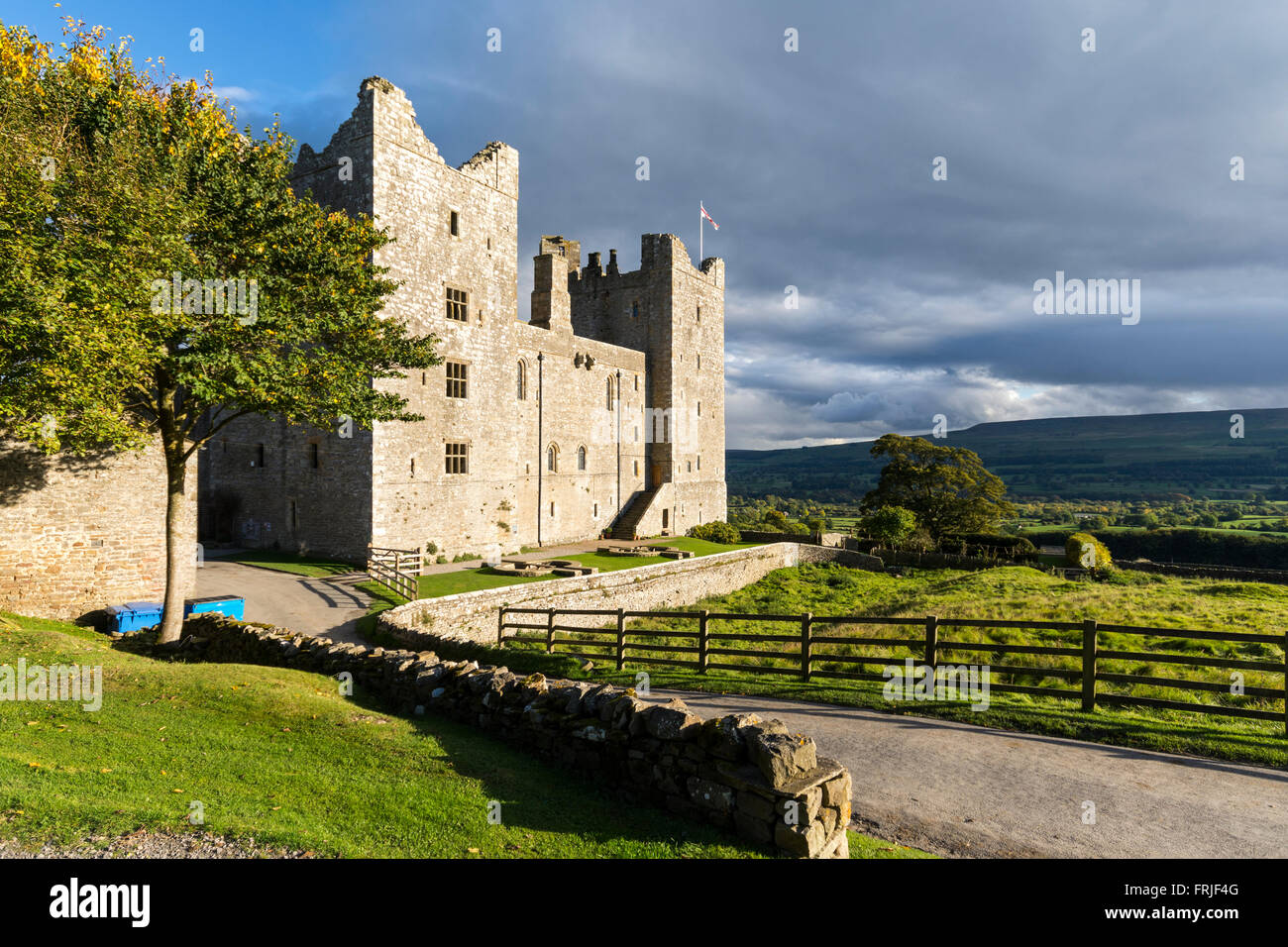 Bolton Castello (XIV secolo) al castello di Bolton, Wensleydale, Yorkshire Dales National Park, England, Regno Unito Foto Stock