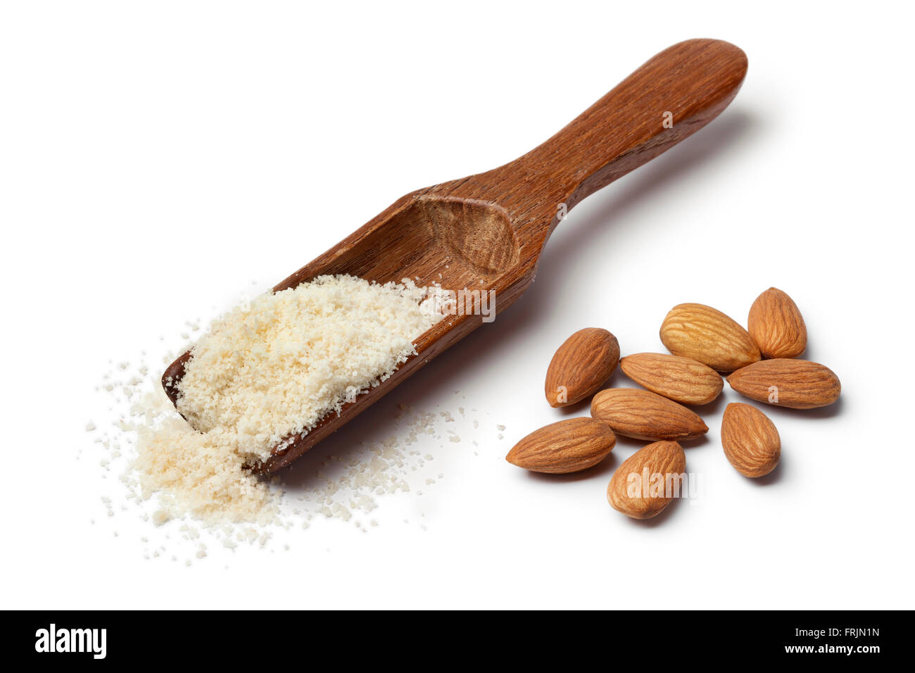 Il cucchiaio di legno con farina di mandorle e mandorle su sfondo bianco Foto Stock