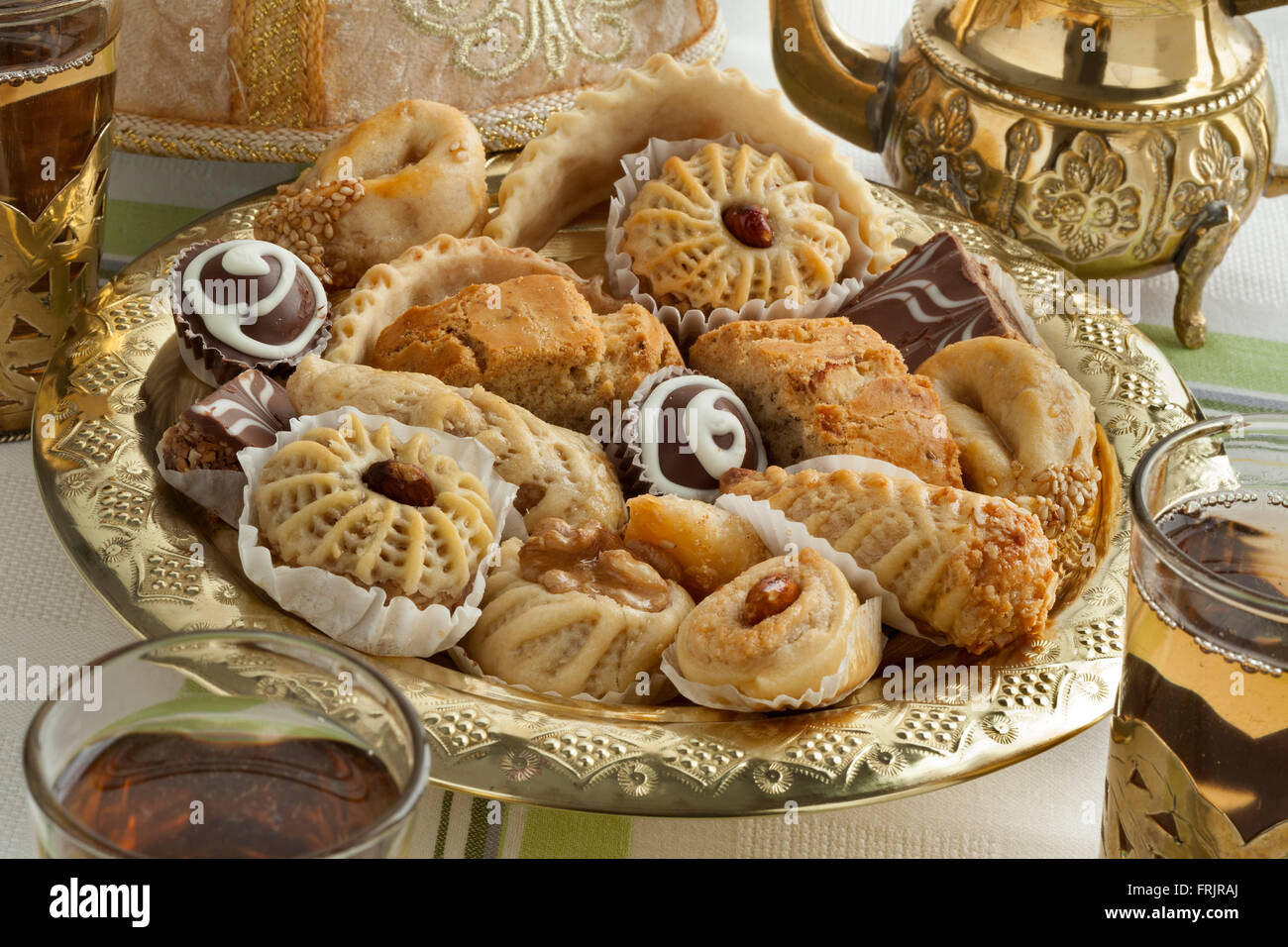 Marocchini tradizionali biscotti di festa con tè Foto Stock