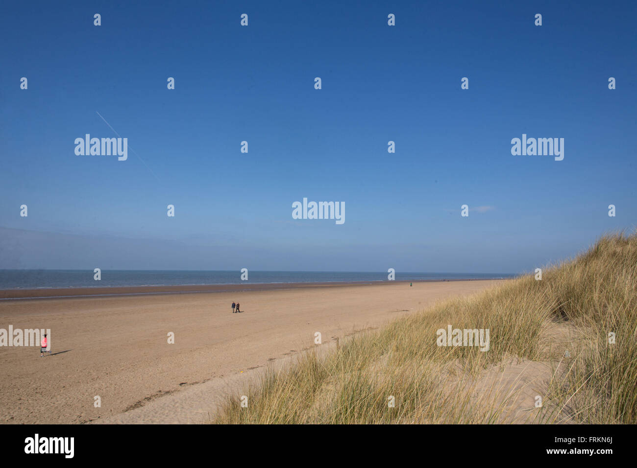 I membri del pubblico potrete crogiolarvi al sole sul primo giorno di primavera, sulla spiaggia di Formby, Formby, Merseyside, il 20 marzo 2016. Foto Stock