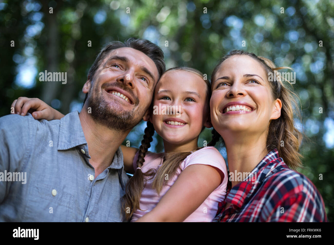 Genitori felici con la figlia nel cortile posteriore Foto Stock