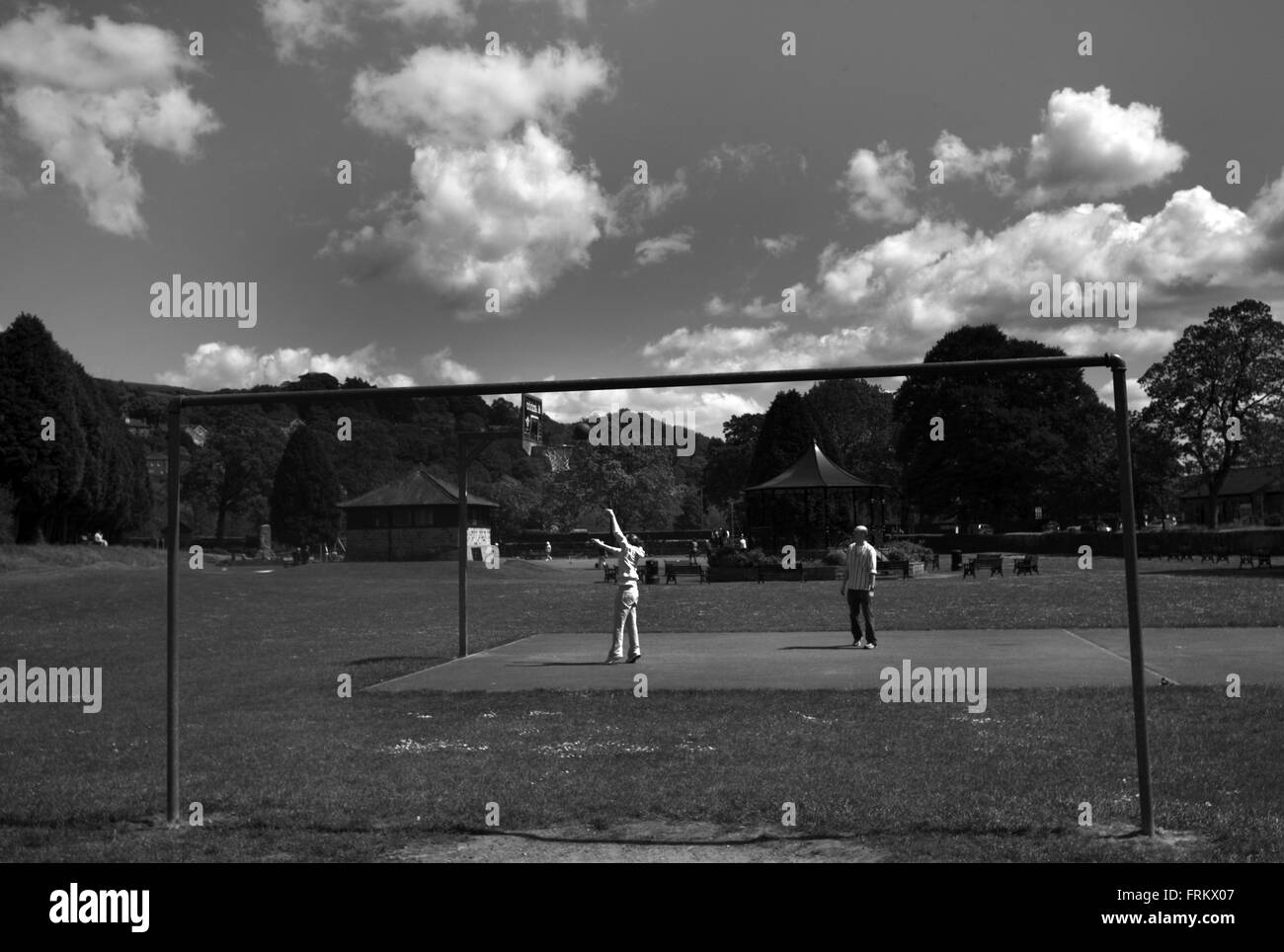 La pallacanestro nel parco, ponte Pateley Foto Stock