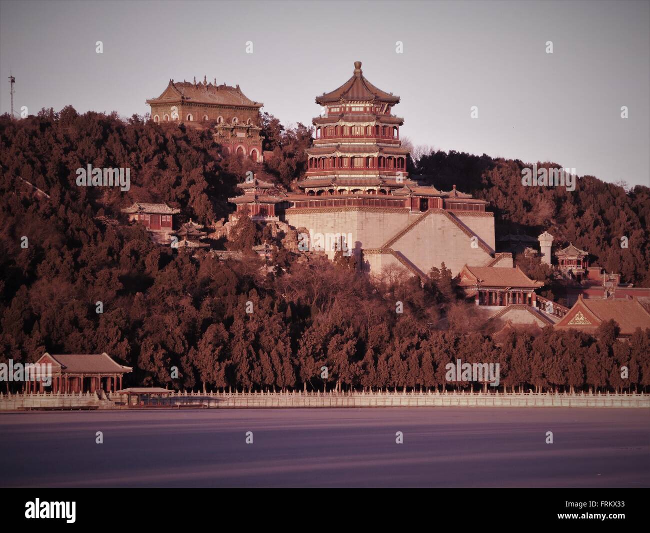 Bellissimo tempio Cinese. Fragranza buddista padiglione imperiale parco giochi estivo, il Summer Palace, Pechino. Foto Stock