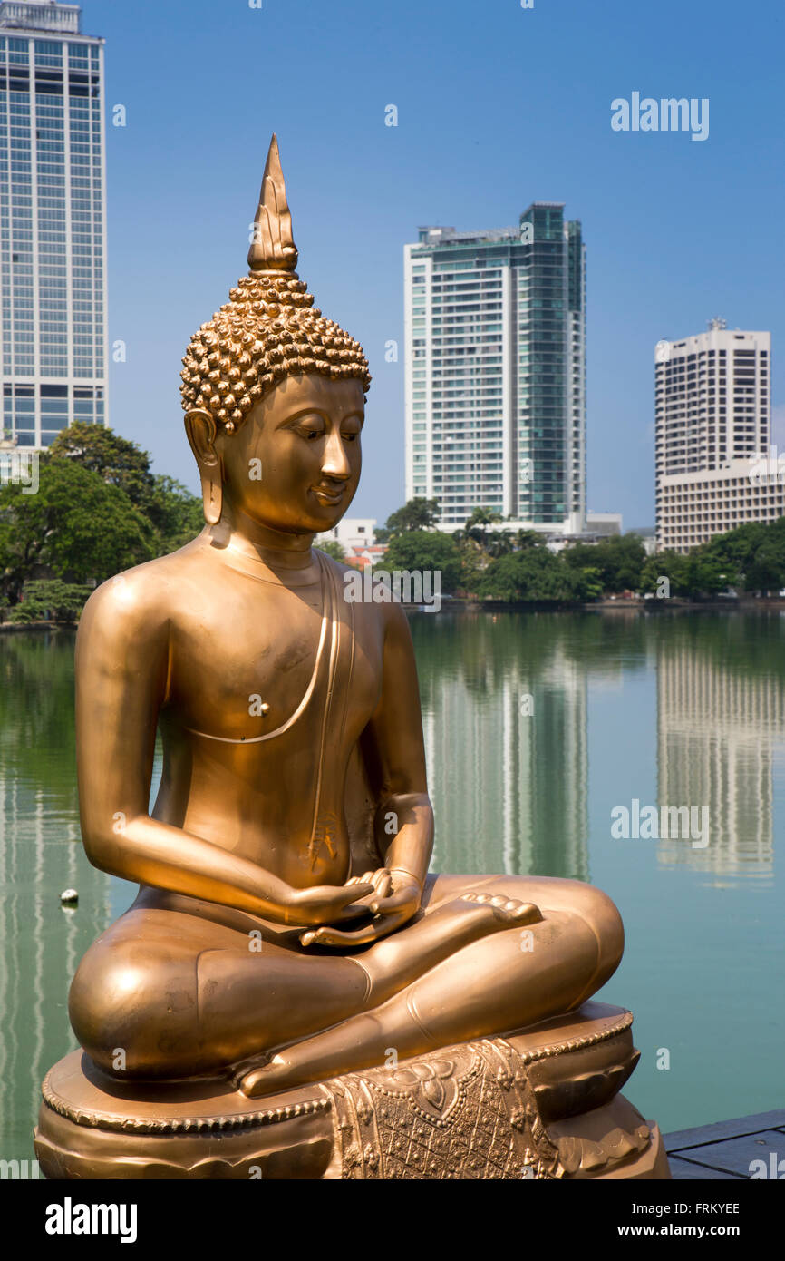 Sri Lanka, Colombo, Seema Malaka tempio, golden meditazione Buddha figura accanto a Beira Lago Foto Stock