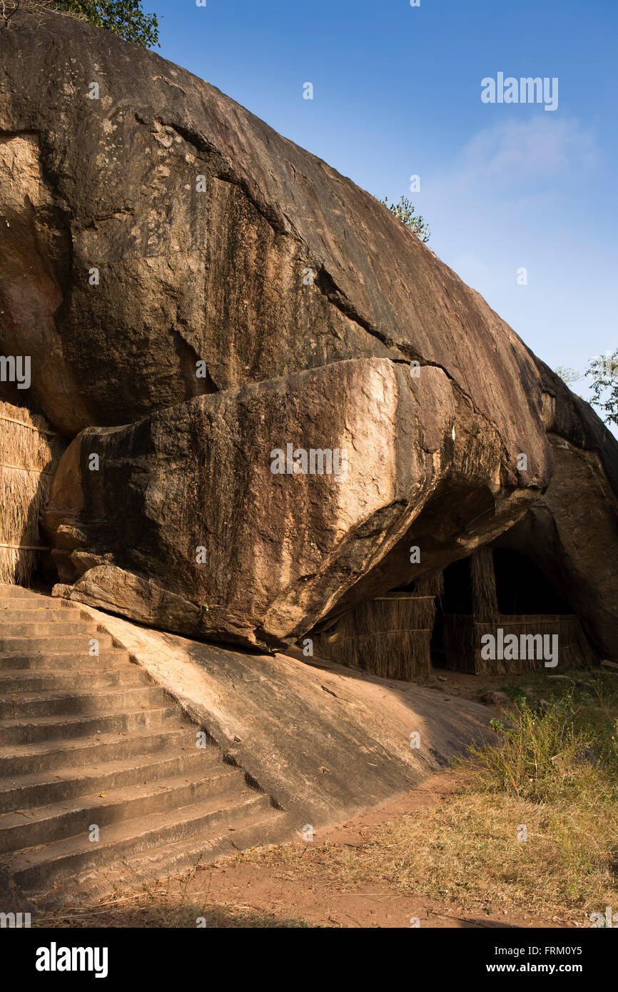 Sri Lanka, Anuradhapura, Vessagiriya, Vessagiri antico monastero di foresta, grotte di roccia Foto Stock