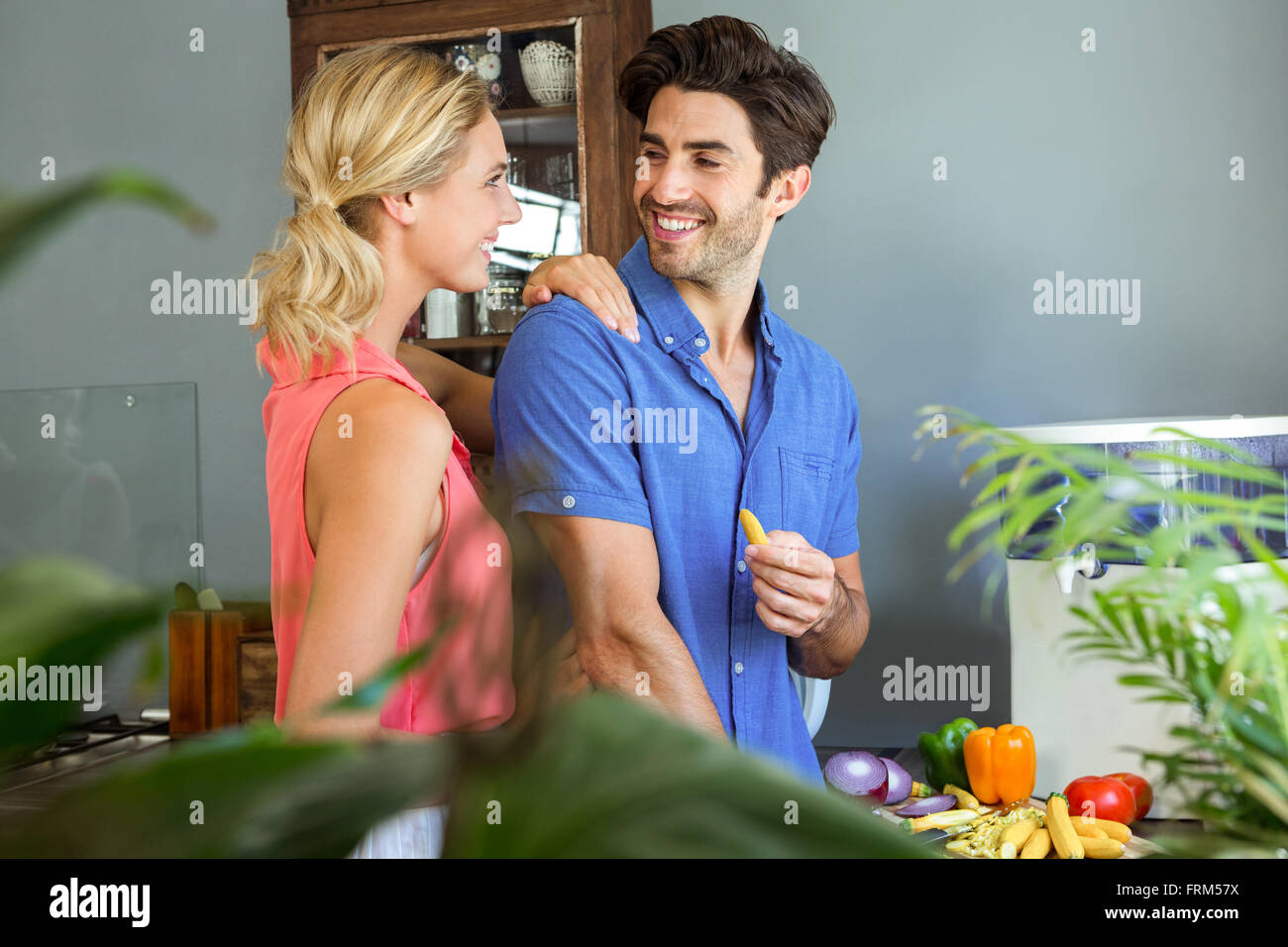 Coppia giovane interagendo tra loro Foto Stock