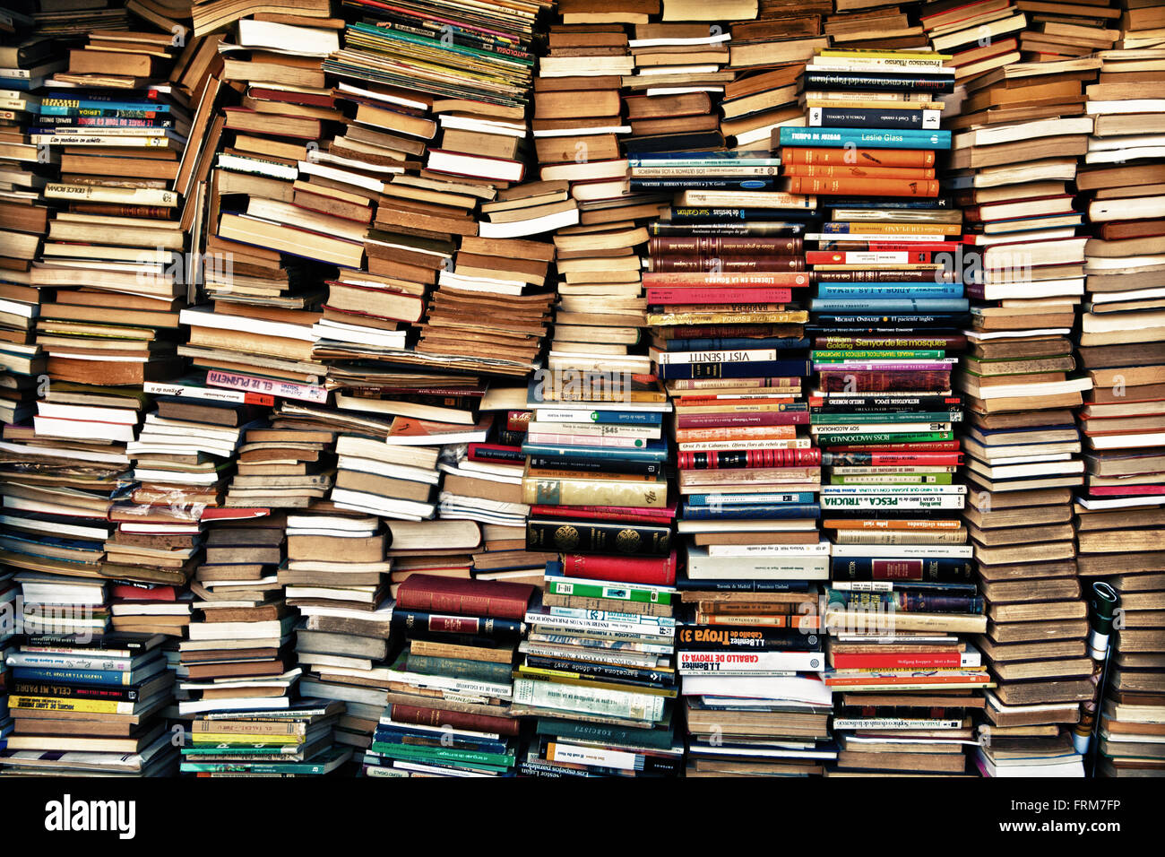 Barcellona, Spagna - 5 gennaio: scaffali per libri sulla strada del mercato il 5 gennaio 201 in Barcellona, Spagna. All'aperto i mercati del libro Foto Stock