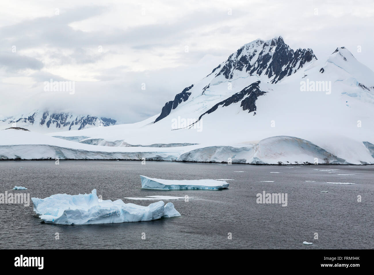 Aspre montagne di ghiaccio e neve nella Penisola Antartica, Antartide. Foto Stock