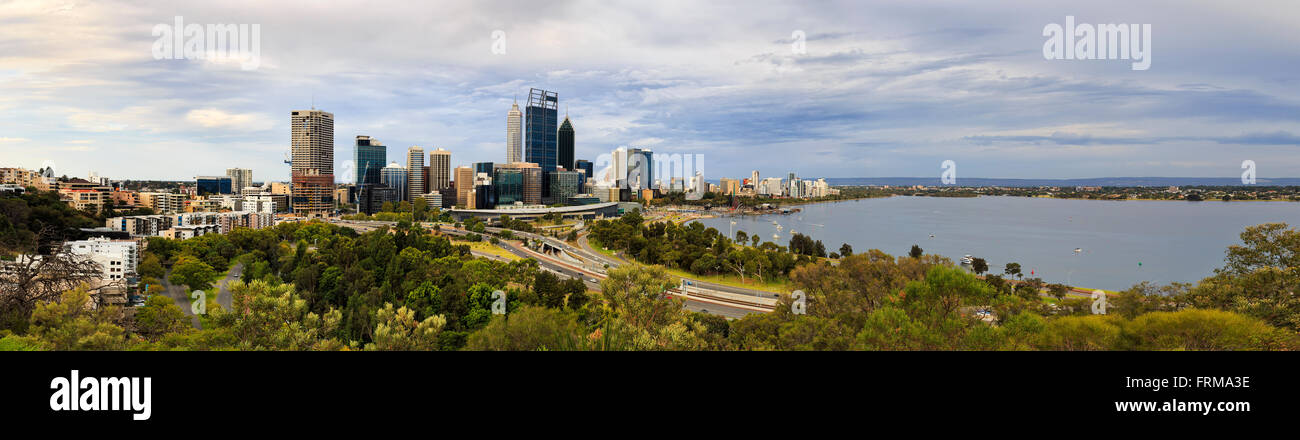Capitale del Western Australia Perth City CBD come visto da Kings Park elevato lookout. Panorama di alti edifici per uffici Foto Stock