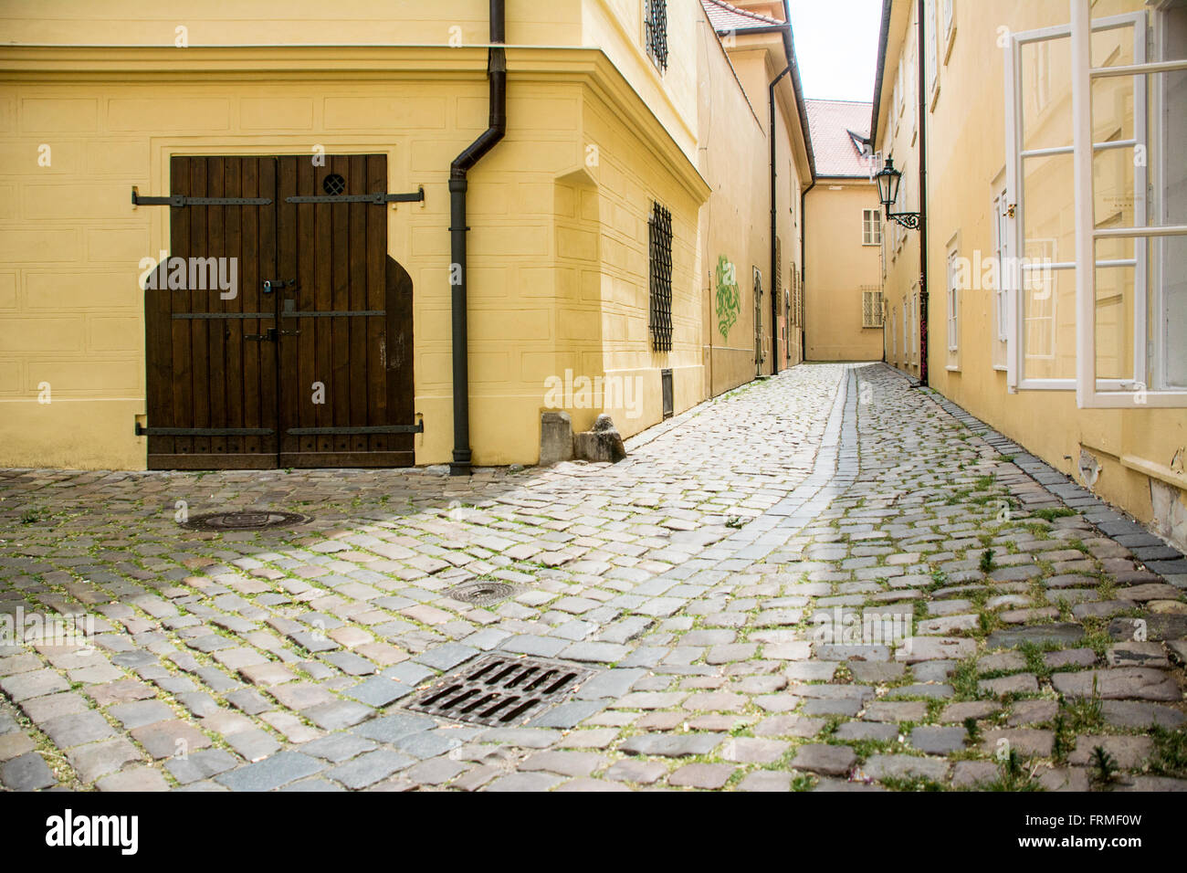 Edifici gialli a Praga, Repubblica Ceca Foto Stock