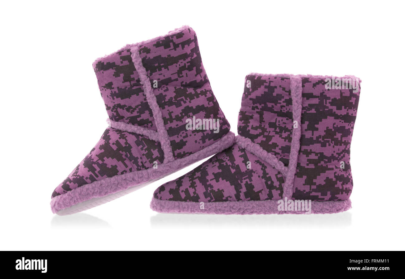 Pantofole caldi con stampa camouflage, isolato su bianco Foto Stock