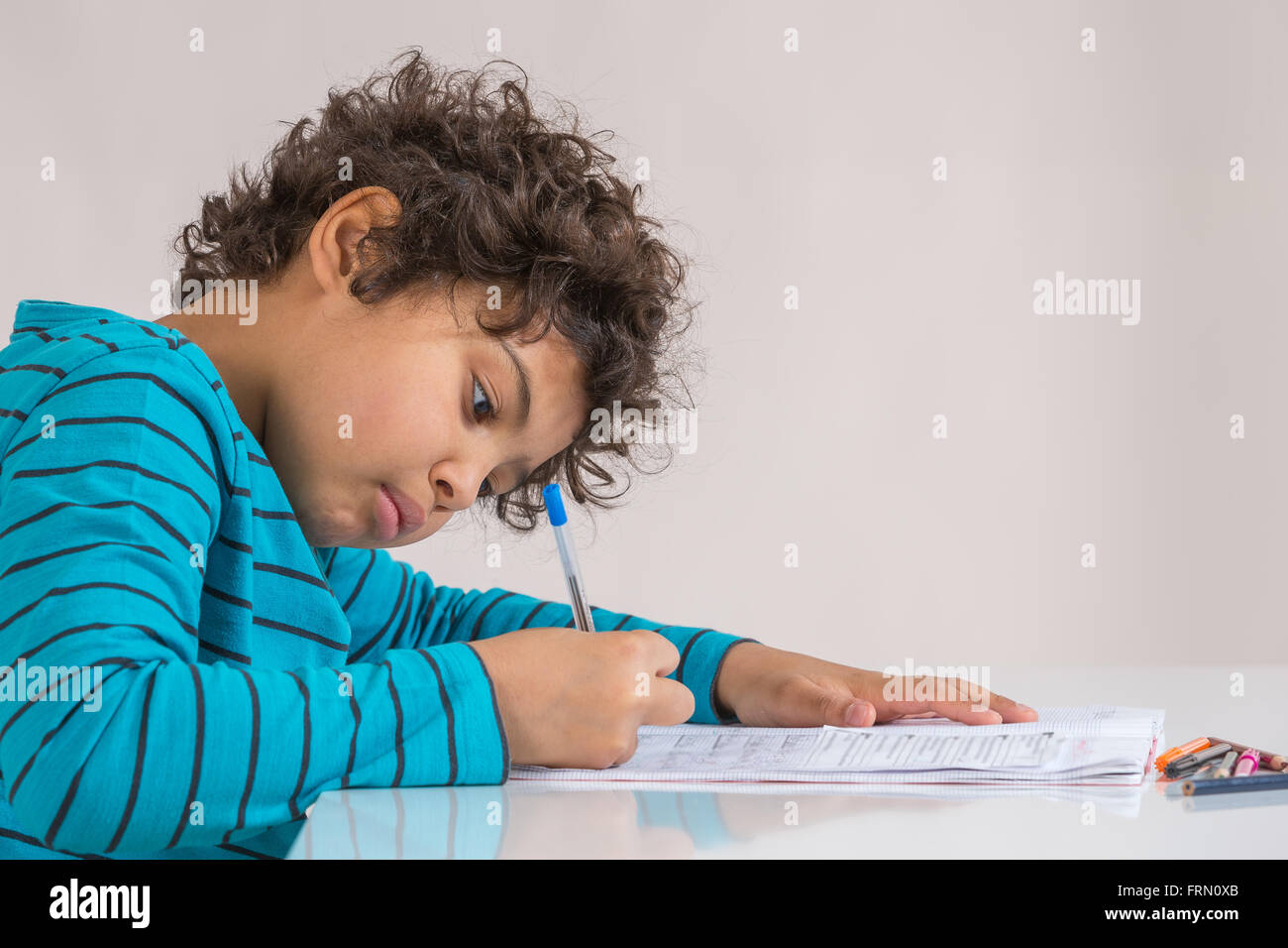 Ragazzo facendo i compiti di scuola Foto Stock