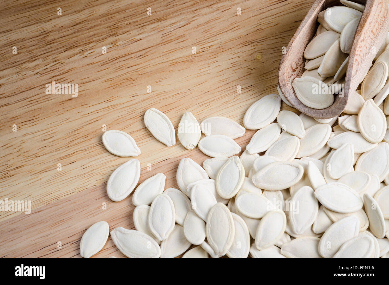 Essiccato semi di zucca, su sfondo di legno Foto Stock