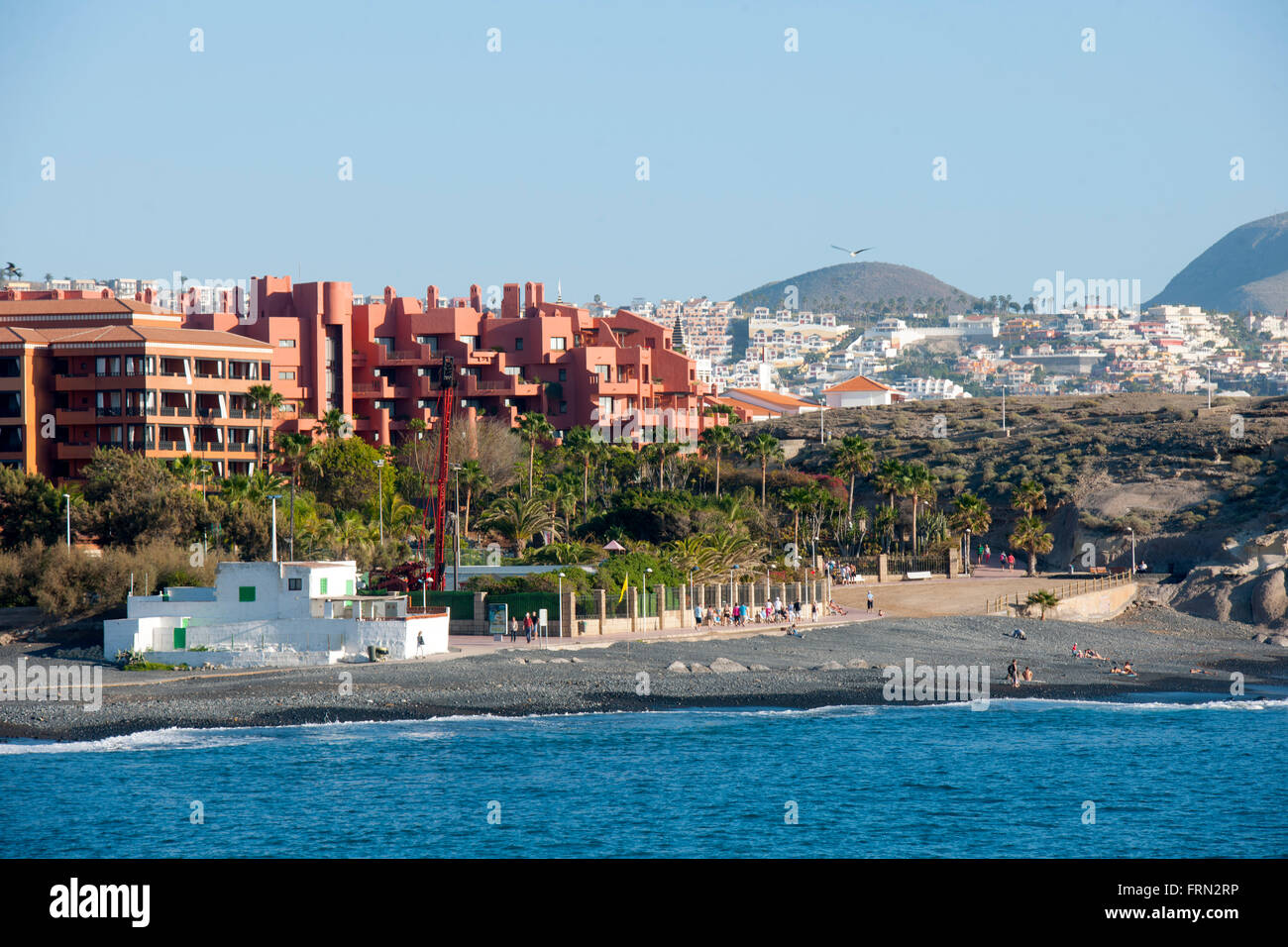 Spanien, Teneriffa, Costa Adeje, La Caleta, Playa de La Enramada (Playa de la caleta) mit dem Hotel H10 Costa Adeje Palace Foto Stock