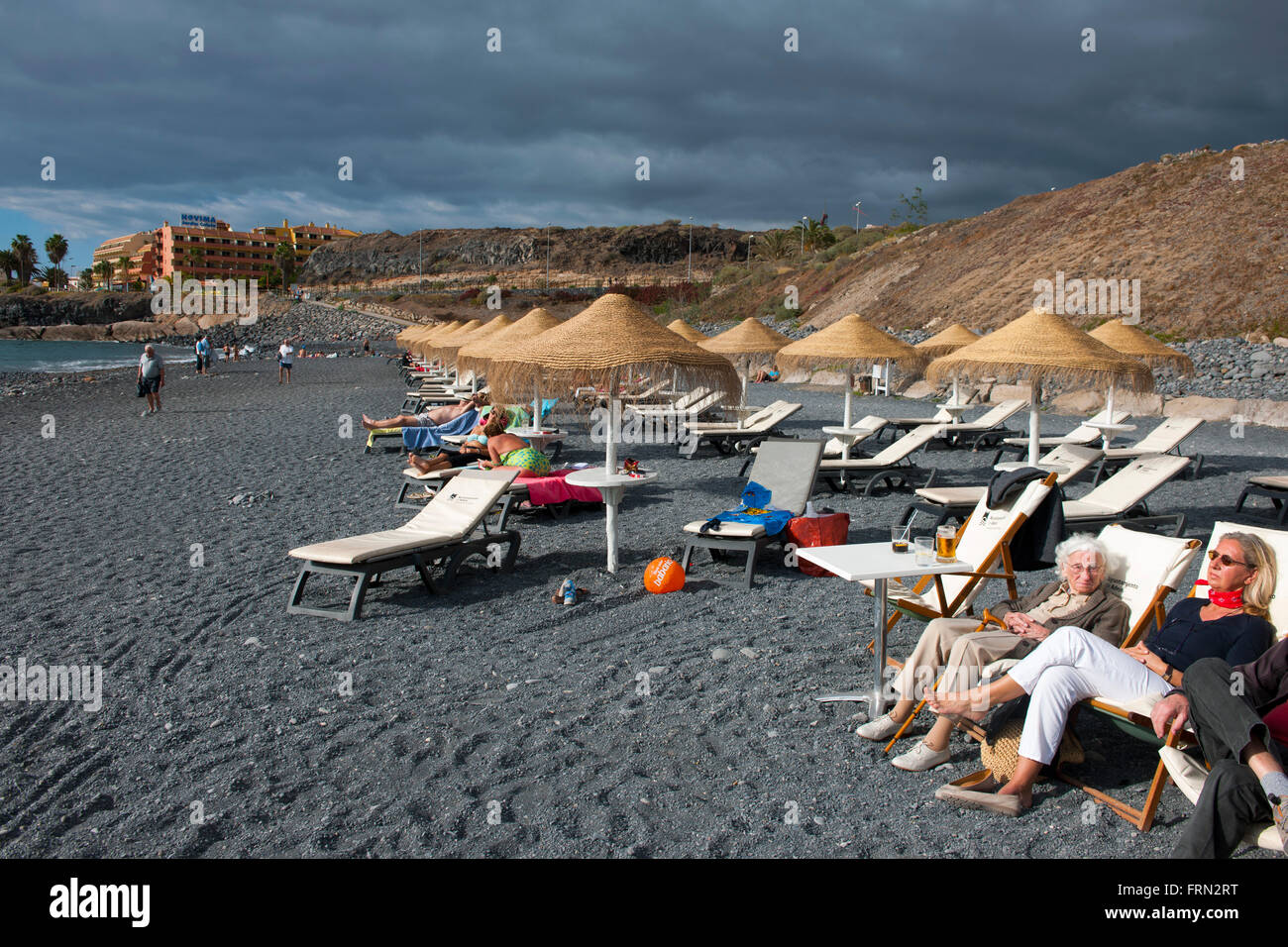 Spanien, Teneriffa, Costa Adeje, La Caleta, Playa de La Enramada (Playa de la caleta), im Hintergrund das Hotel Jardin Caleta Foto Stock