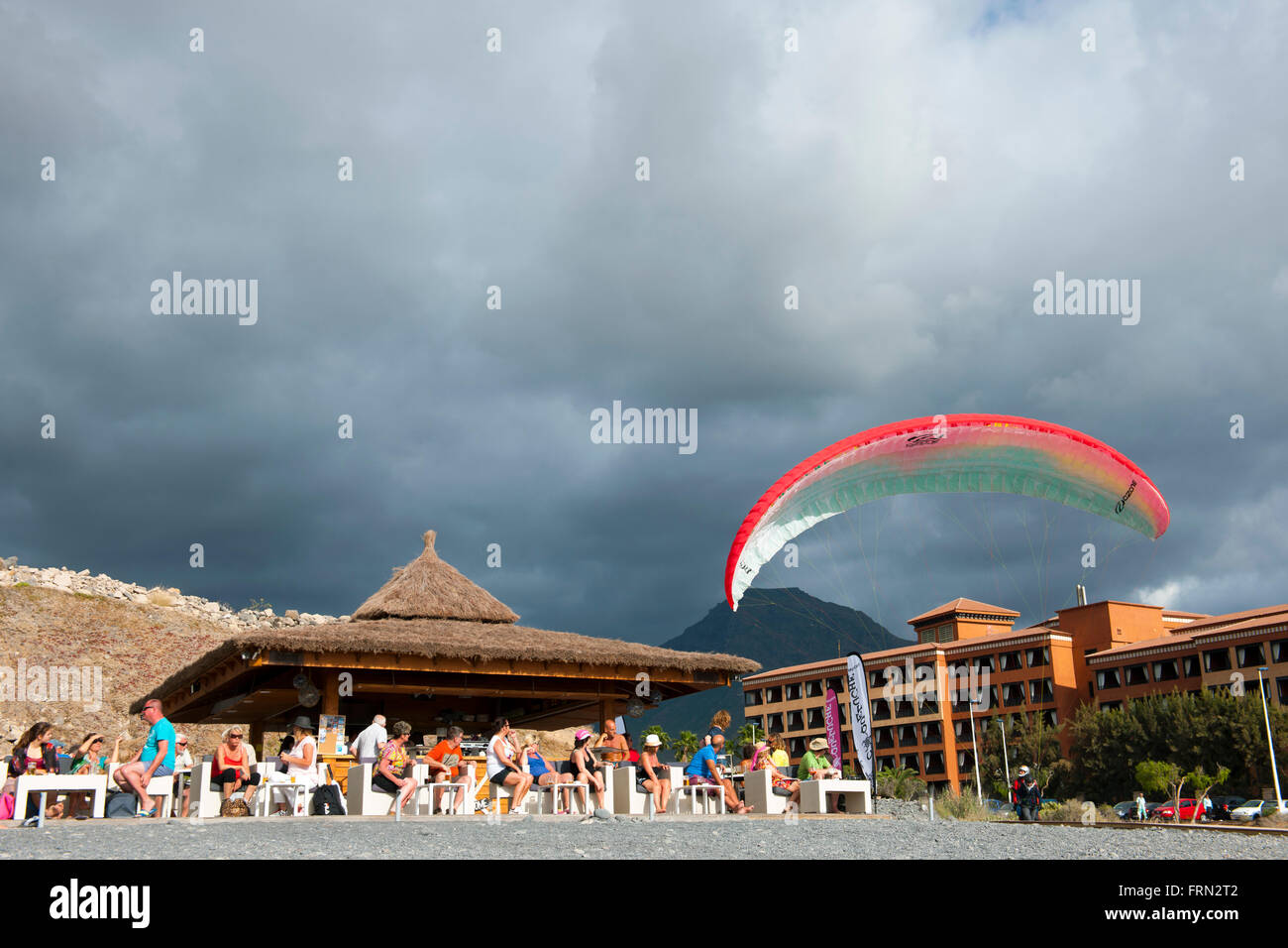 Spanien, Teneriffa, Costa Adeje, La Caleta, Strandbar El Chiringuito am Playa de La Enramada (Playa de la caleta), rechts das0 Foto Stock