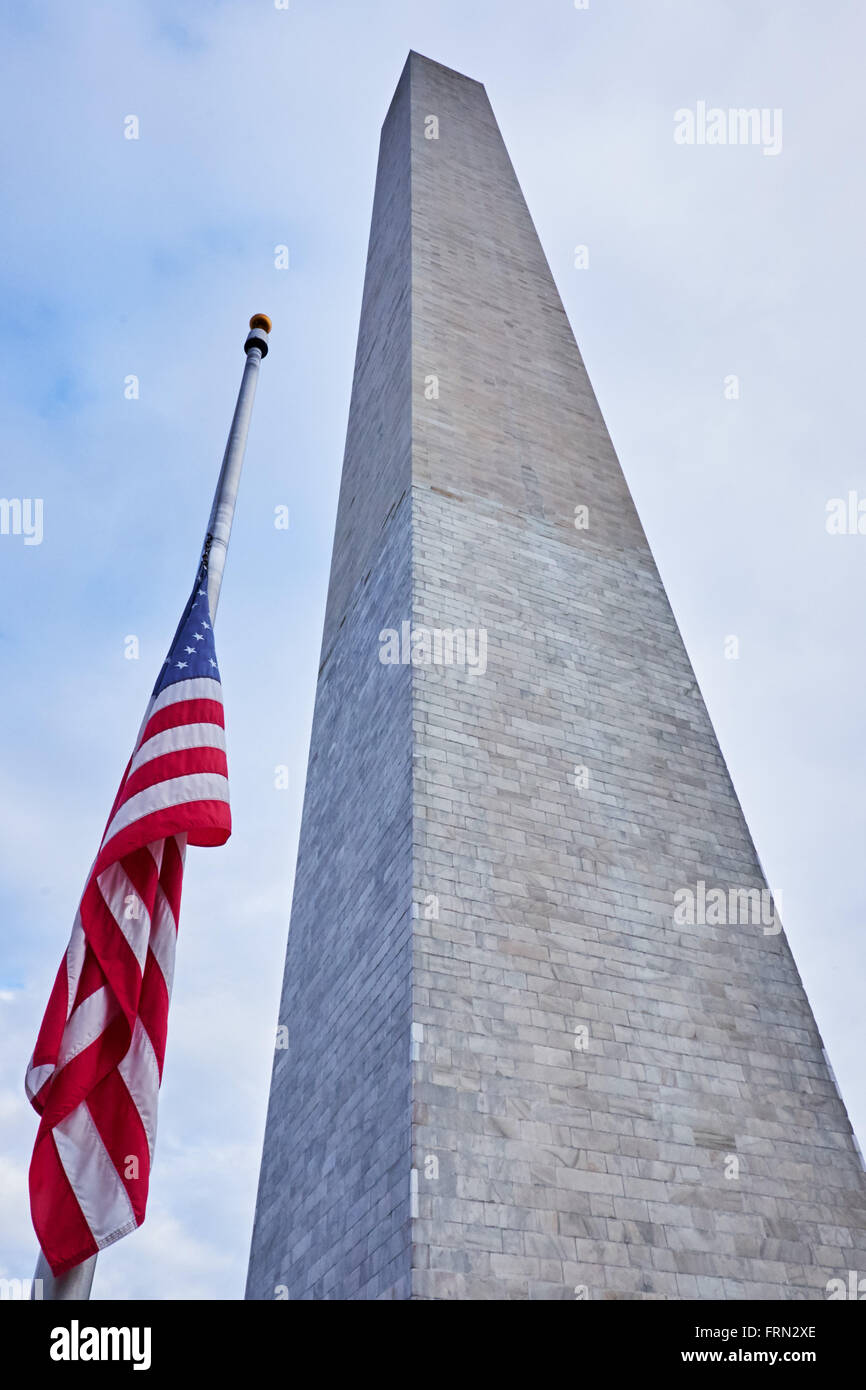 WASHINGTON, D.C. - 12 ottobre 2014: Guardando fino al Monumento di Washington con una bandiera in assoluta assenza di vento Foto Stock