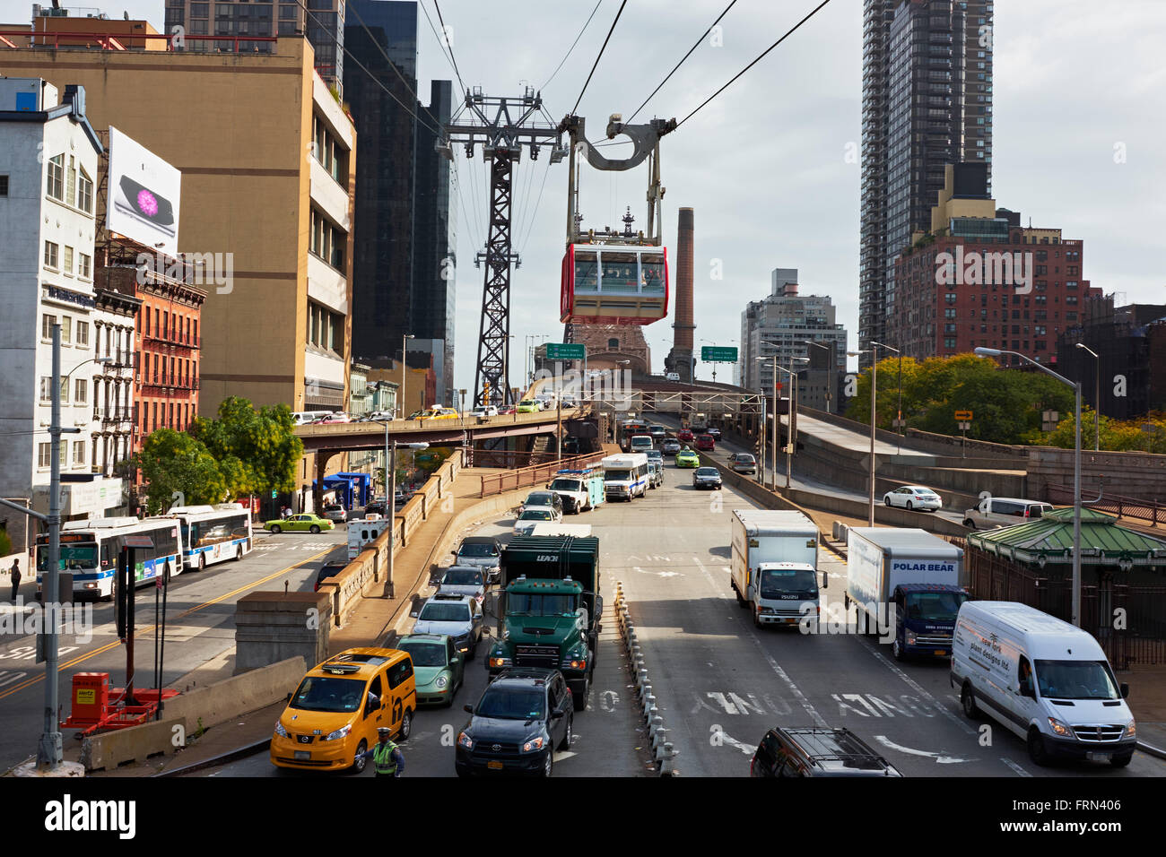 Il cavo auto, andando avanti a Queensboro Bridge, da Roosevelt Island, proveniente in Foto Stock