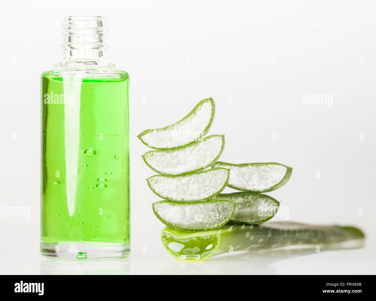 Aloe vera olio essenziale isolati su sfondo bianco Foto Stock