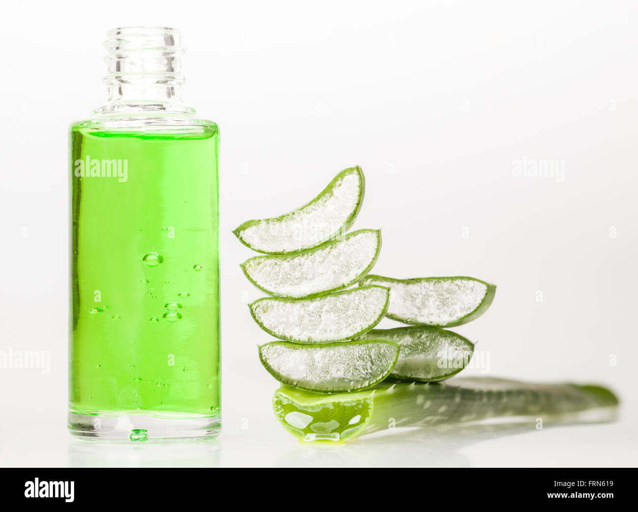 Aloe vera olio essenziale isolati su sfondo bianco Foto Stock