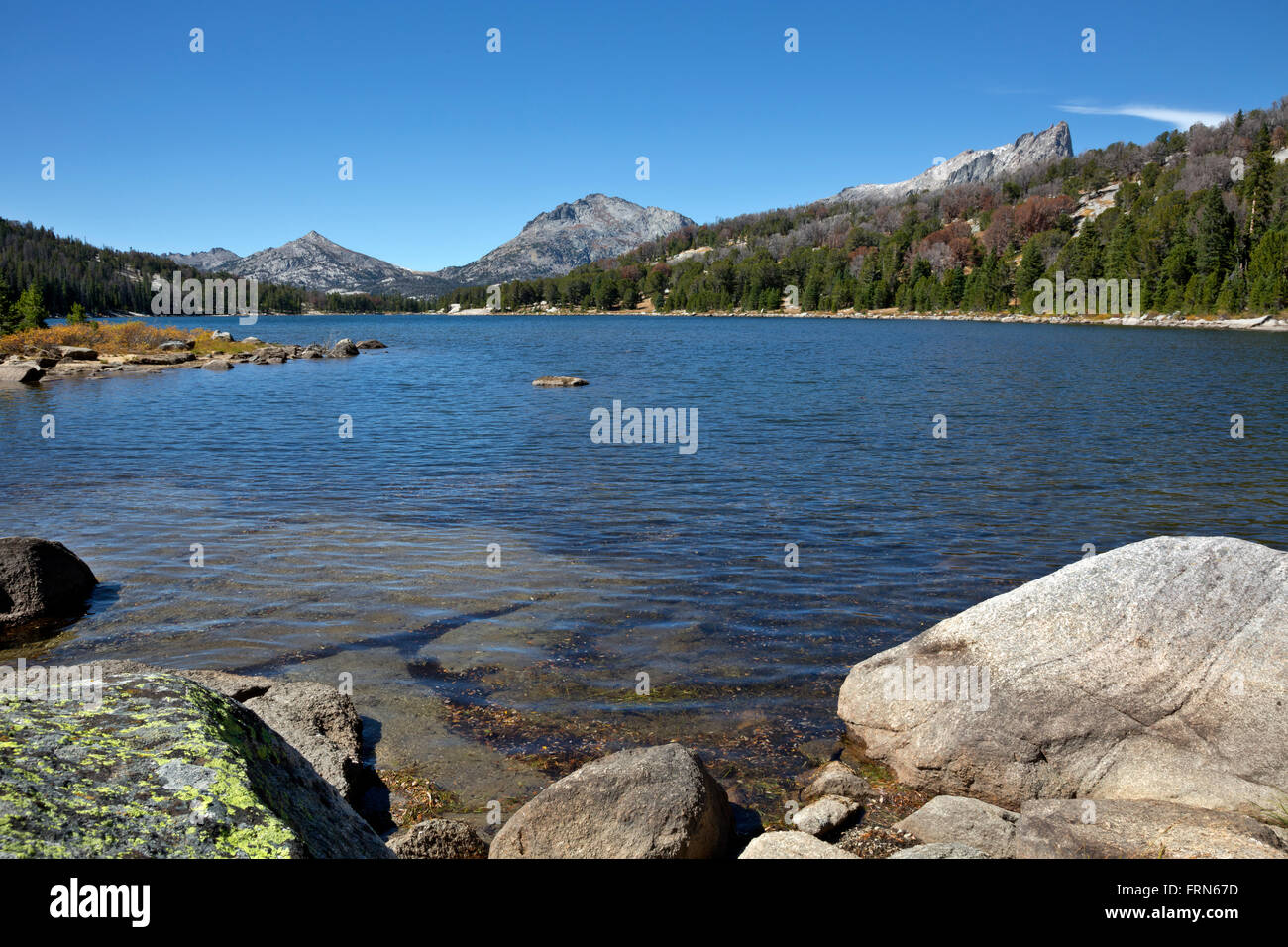 WYOMING - masso granitico lungo la riva del lago in Bridger deserto sezione del Wind River Range. Foto Stock